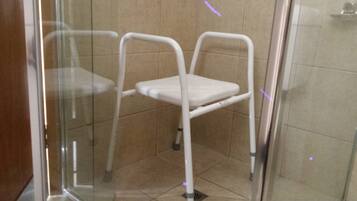 Un vestuario con una silla blanca.