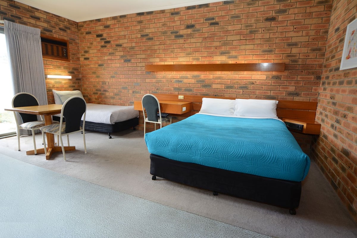 Chambre économique avec lits jumeaux, 1 chambre, four à micro-ondes, rez-de-chaussée | 1 chambre, bureau, fer et planche à repasser, lit de bébé (supplément)