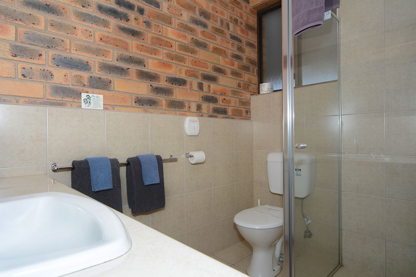 Un baño con bañera, inodoro y cabina de ducha.