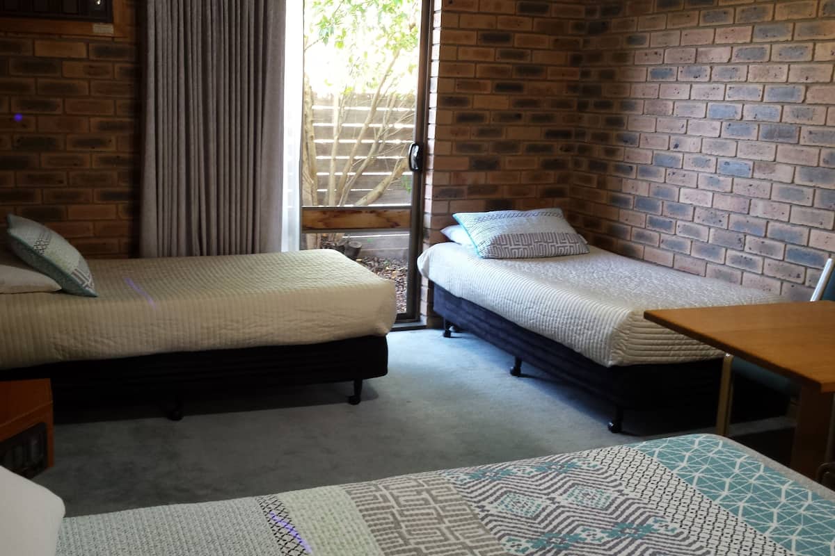 Chambre familiale, Plusieurs lits, four à micro-ondes, rez-de-chaussée | 1 chambre, bureau, fer et planche à repasser, lit de bébé (supplément)