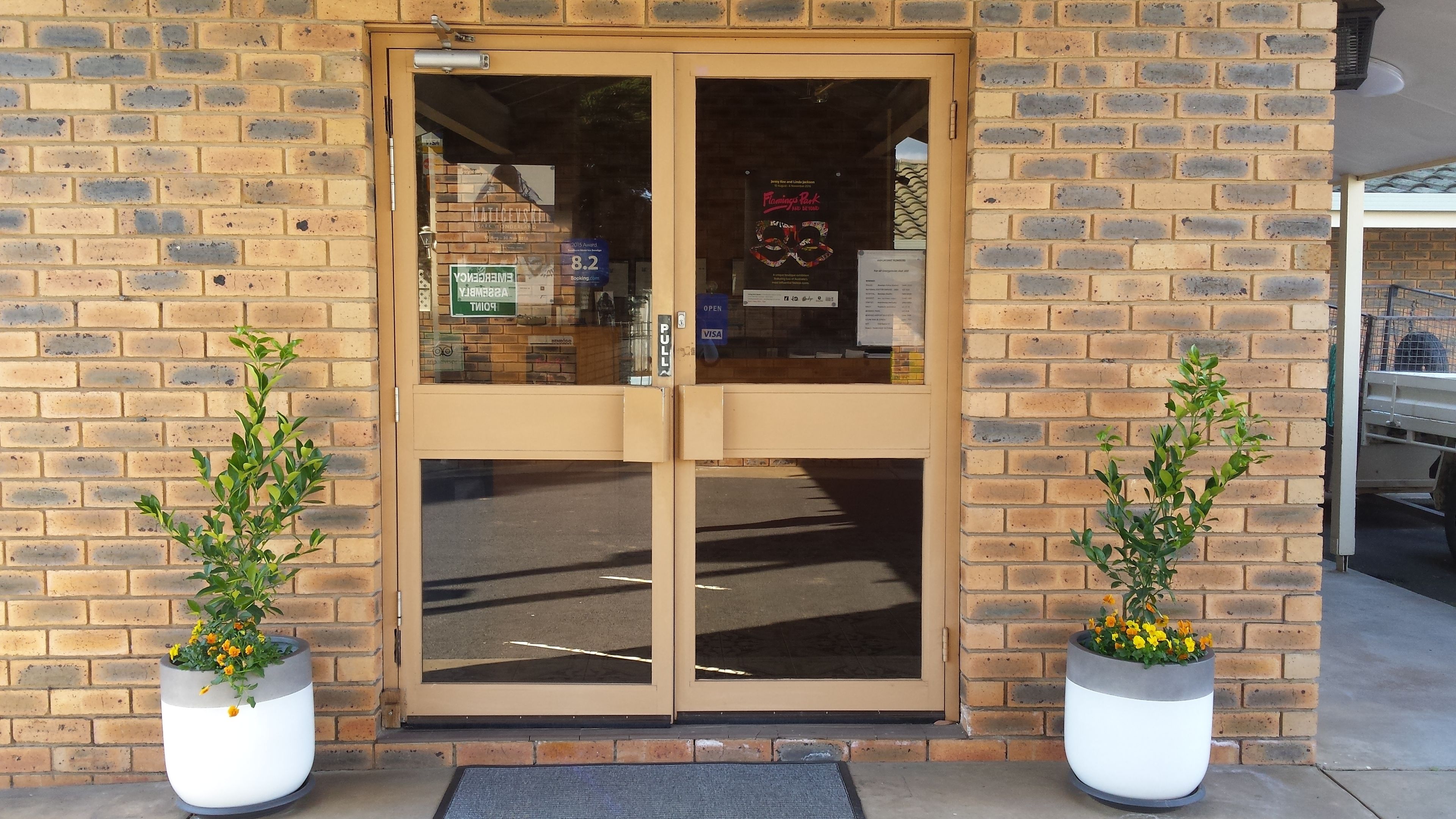 Pintu masuk properti