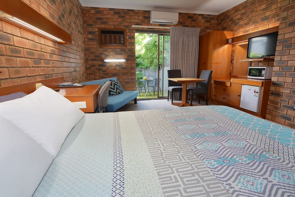 Suite económica, 1 cama de matrimonio, microondas, planta baja | Escritorio, tabla de planchar con plancha, cunas (de pago) y wifi gratis
