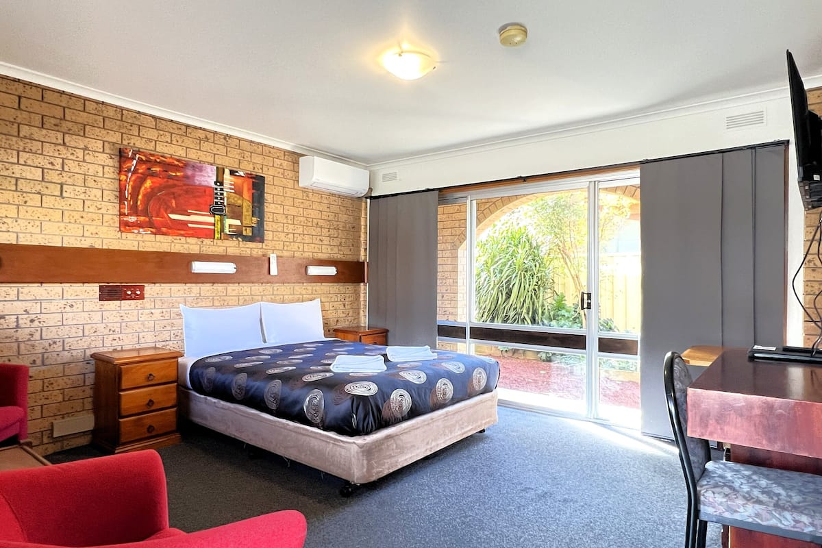 Habitación superior, 1 cama Queen size | Tabla de planchar con plancha, wifi gratis y ropa de cama