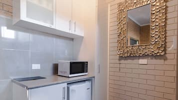 Superior Queen Room | In-room safe, desk, laptop workspace, iron/ironing board