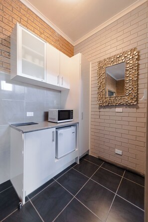 Chambre Supérieure, 1 grand lit | Coffres-forts dans les chambres, bureau