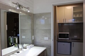 Standard Twin Room | Bathroom | Free toiletries, hair dryer, towels