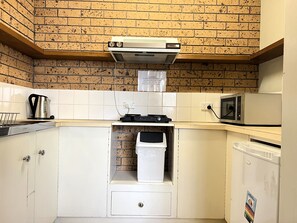 Chambre Familiale (Self Catering) | Cuisine privée | Mini réfrigérateur, micro-ondes, cafetière/bouilloire