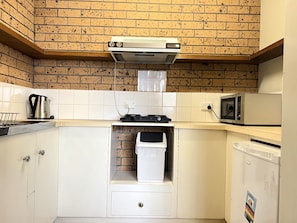 Chambre Familiale (Self Catering) | Cuisine privée | Mini réfrigérateur, micro-ondes, cafetière/bouilloire