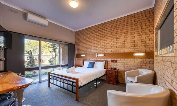Superior Queen Room | 2 bedrooms, iron/ironing board, free WiFi, bed sheets