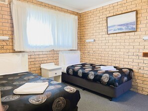 Phòng dành cho gia đình (Self Catering) | Két bảo mật tại phòng, bàn, khu vực làm việc phù hợp cho laptop 