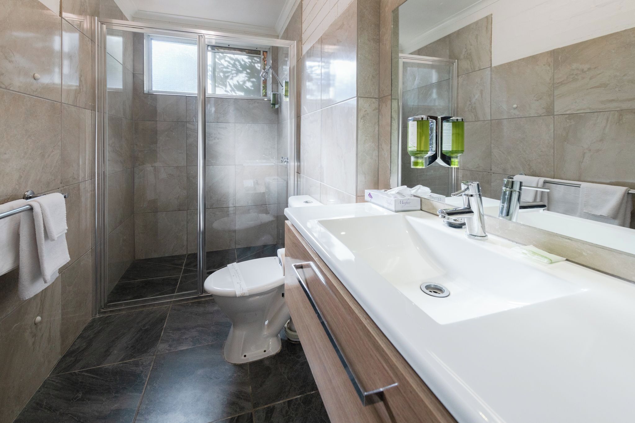 Superior Queen Room | Bathroom | Free toiletries, hair dryer, towels, soap