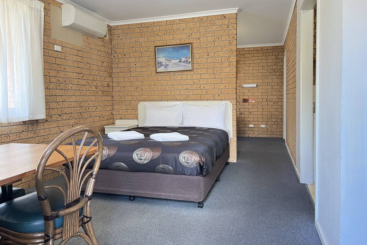 家庭房 (Self Catering) | 客房内保险箱、办公桌、笔记本电脑工作区、熨斗/熨衣板