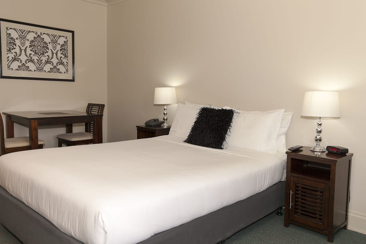 Premium bedding, Select Comfort beds, iron/ironing board, free WiFi