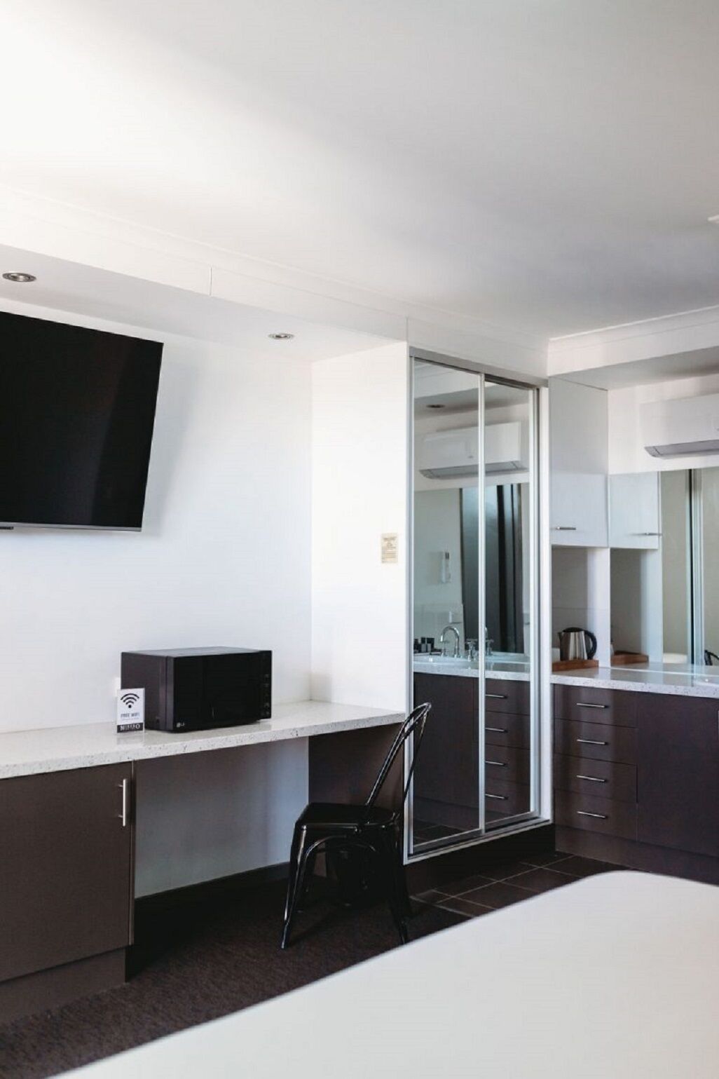 Deluxe Spa Room | Premium bedding, Select Comfort beds, iron/ironing board, free WiFi