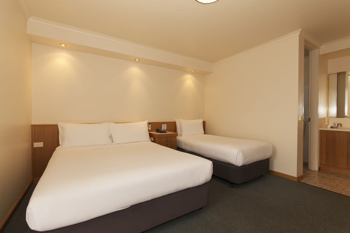 Quarto triplo (Queen + Single Room) | Roupas de cama premium, camas Select Comfort