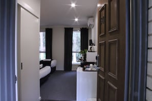 Superior Queen | Iron/ironing board, free WiFi, bed sheets, wheelchair access