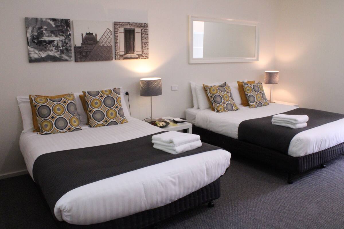 Superior Twin | Iron/ironing board, WiFi (free), bed sheets