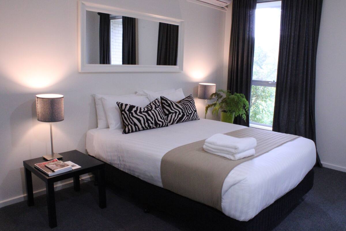 Superior Queen | Iron/ironing board, WiFi (free), bed sheets