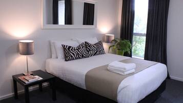 Quarto superior, 1 cama Queen | Ferros/tábuas de passar roupa, Wi-Fi de cortesia, roupa de cama