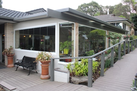 Exterior. Prom Country Lodge