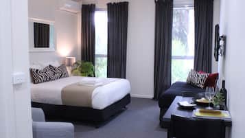 Superior Queen | Iron/ironing board, free WiFi, bed sheets, wheelchair access