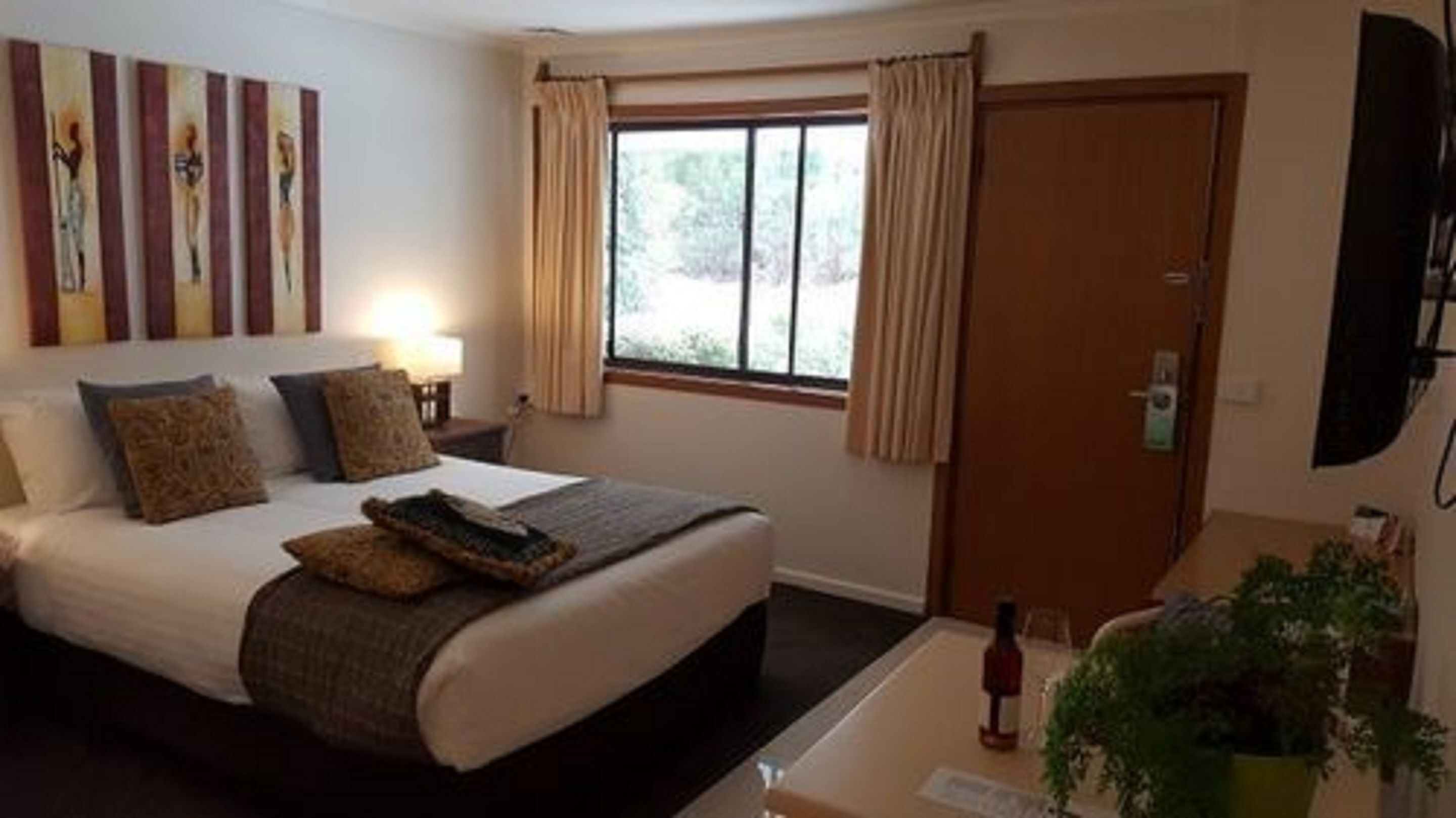 Iron/ironing board, free WiFi, bed sheets, wheelchair access