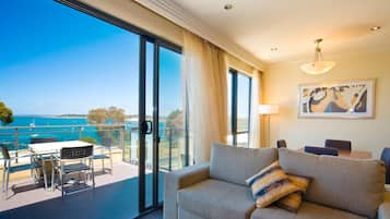 Appartement, 1 très grand lit, non-fumeurs, vue baie (Upgrade) | Coffres-forts dans les chambres, chambres insonorisées