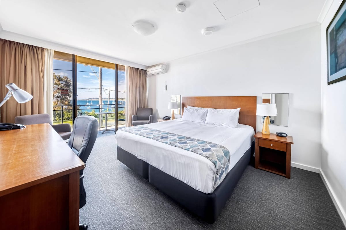 Bayview King Room | In-room safe, soundproofing, iron/ironing board (on request)