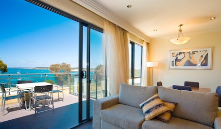 Suite, 1 King Bed, Non Smoking (Upgrade) | In-room safe, soundproofing, iron/ironing board, free WiFi