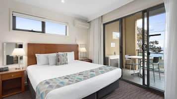 In-room safe, soundproofing, iron/ironing board, free WiFi