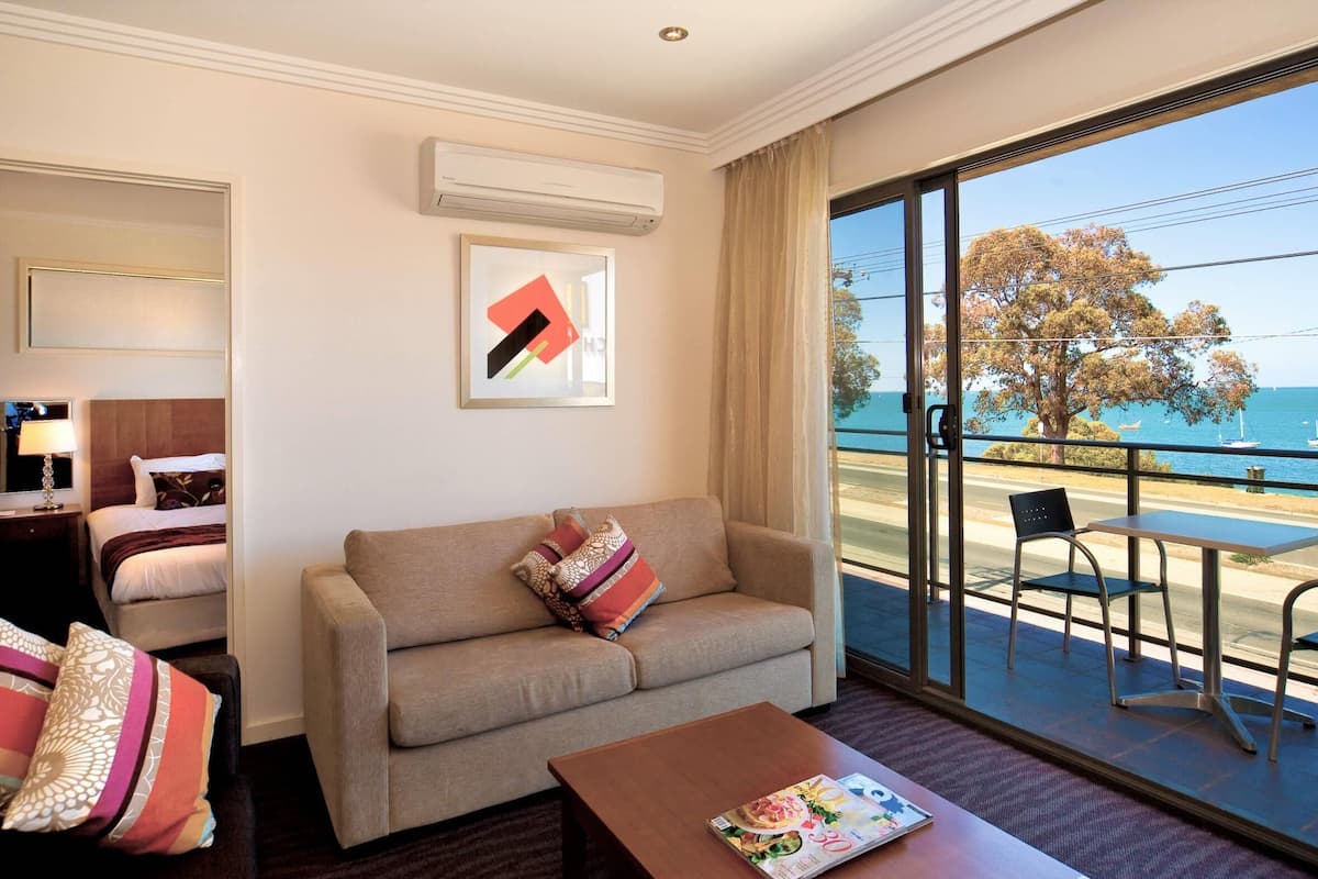 Caja de seguridad en la habitación y sistema de insonorización