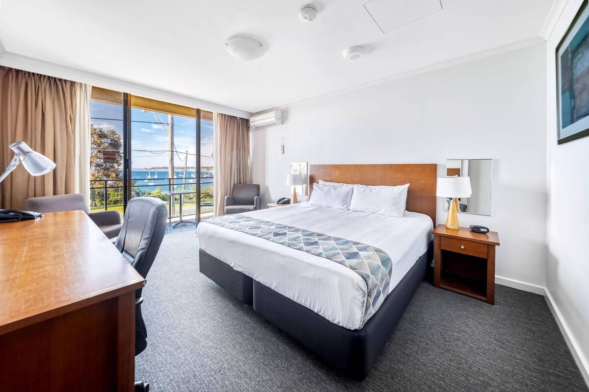 Standaard kamer, 1 kingsize bed, niet-roken, uitzicht op de baai (Upgrade) | Een kluis op de kamer, geluiddichte muren, een strijkplank/strijkijzer