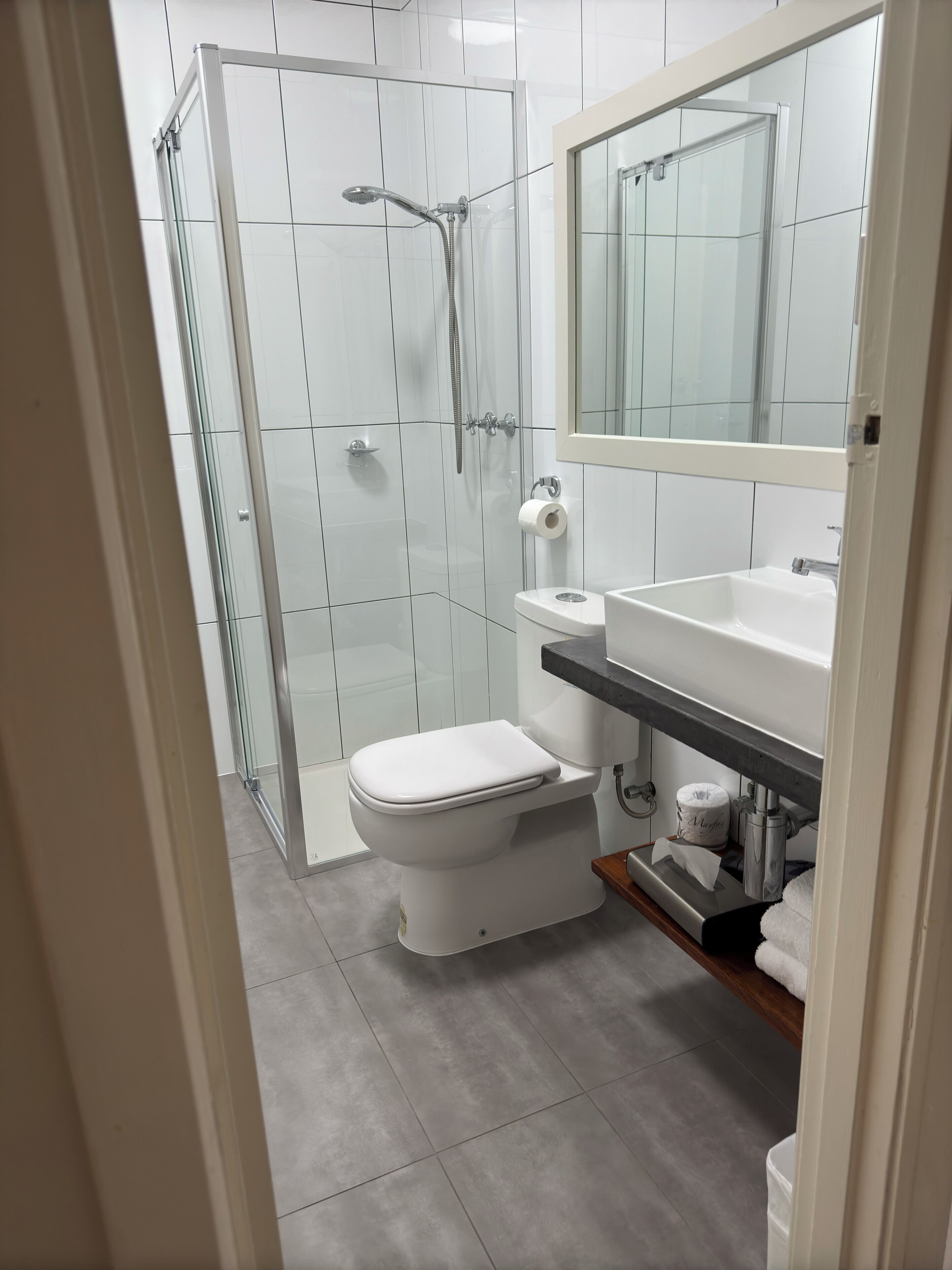 queen single | bathroom | separate bathtub and shower, free toiletries, towels