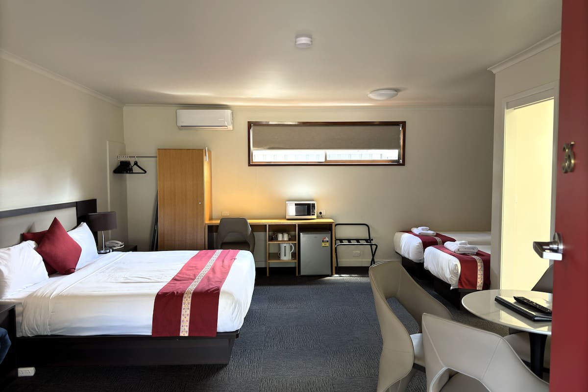 king 2 single | soundproofing, iron/ironing board, free wifi, bed sheets