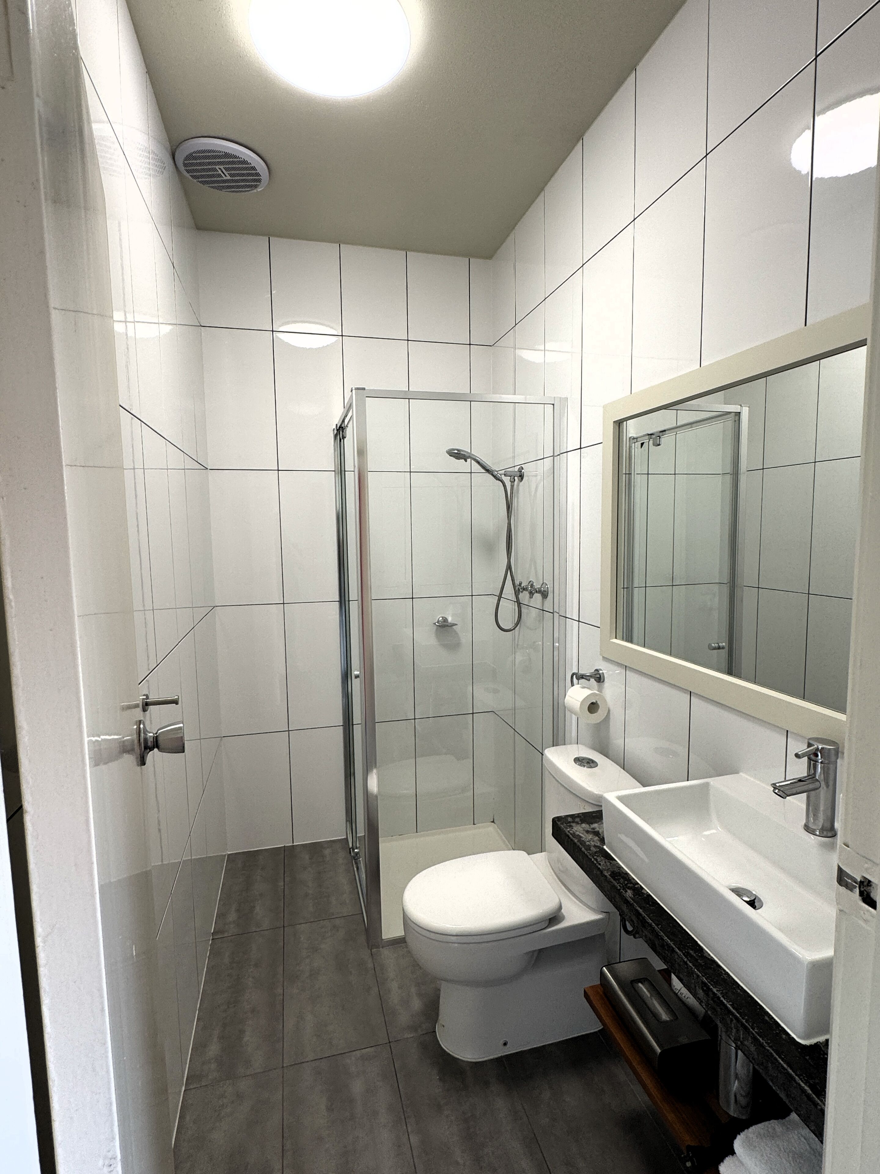 queen only | bathroom | separate bathtub and shower, free toiletries, towels