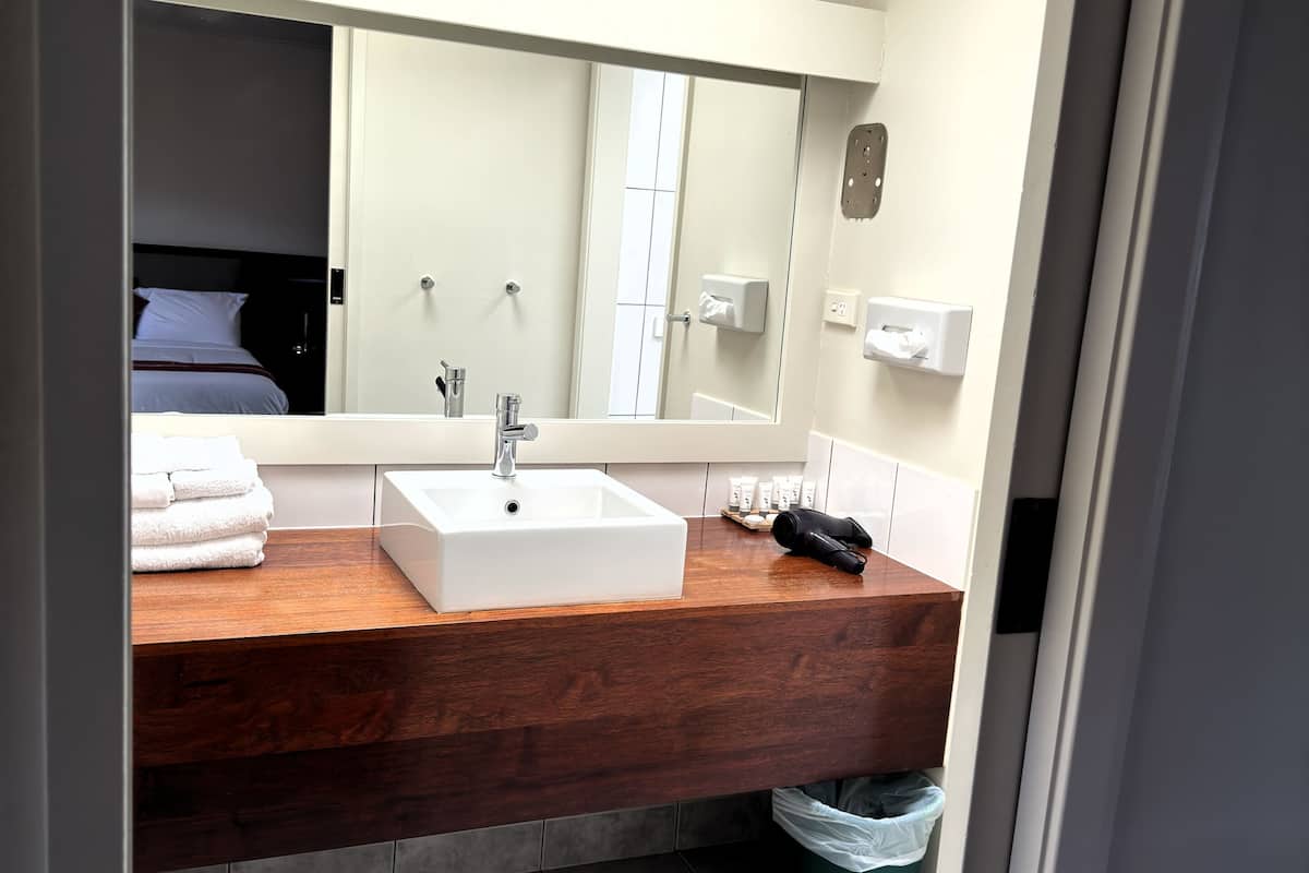 king 2 single | bathroom | separate bathtub and shower, free toiletries, towels