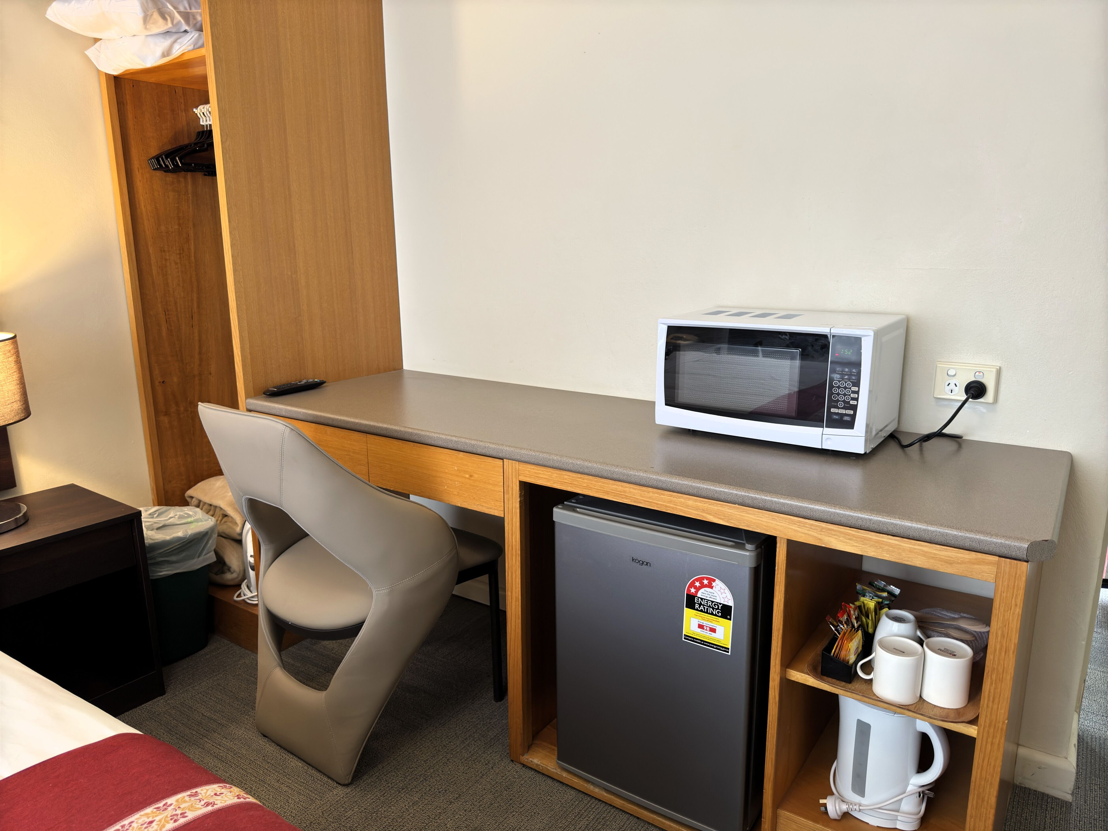 queen single | soundproofing, iron/ironing board, free wifi, bed sheets