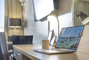 Habitación ejecutiva | Minibar, escritorio, cortinas blackout y tabla de planchar con plancha 