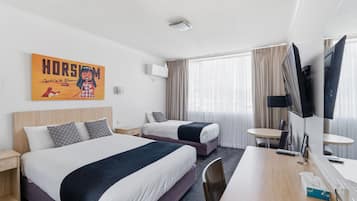 Rom – deluxe | Minibar, skrivebord, blendingsgardiner og strykejern/-brett