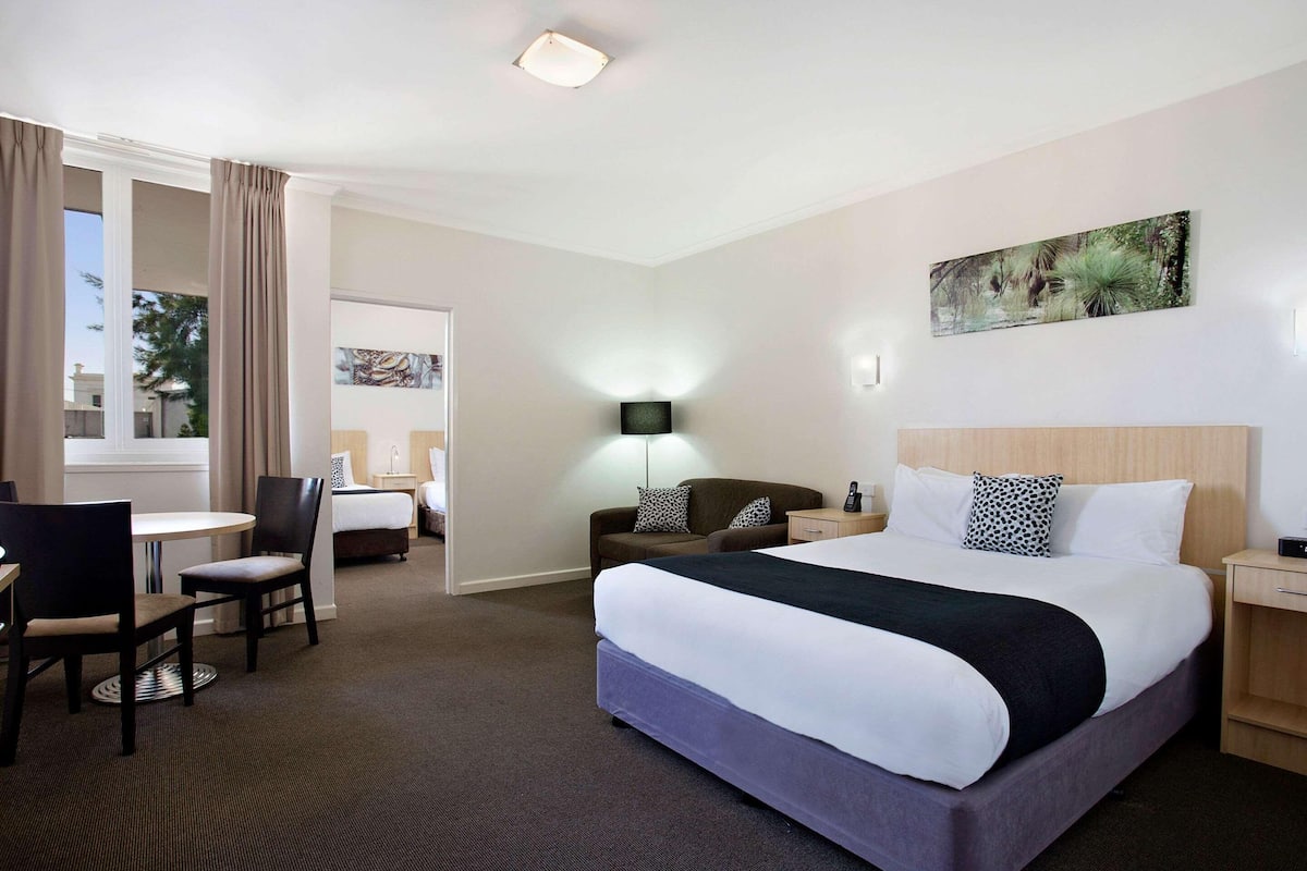 Camera familiare | Minibar, una scrivania, tende oscuranti, ferro/asse da stiro