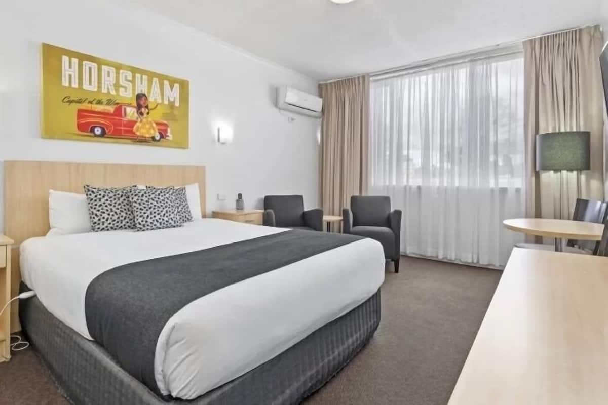 Camera Executive | Minibar, una scrivania, tende oscuranti, ferro/asse da stiro