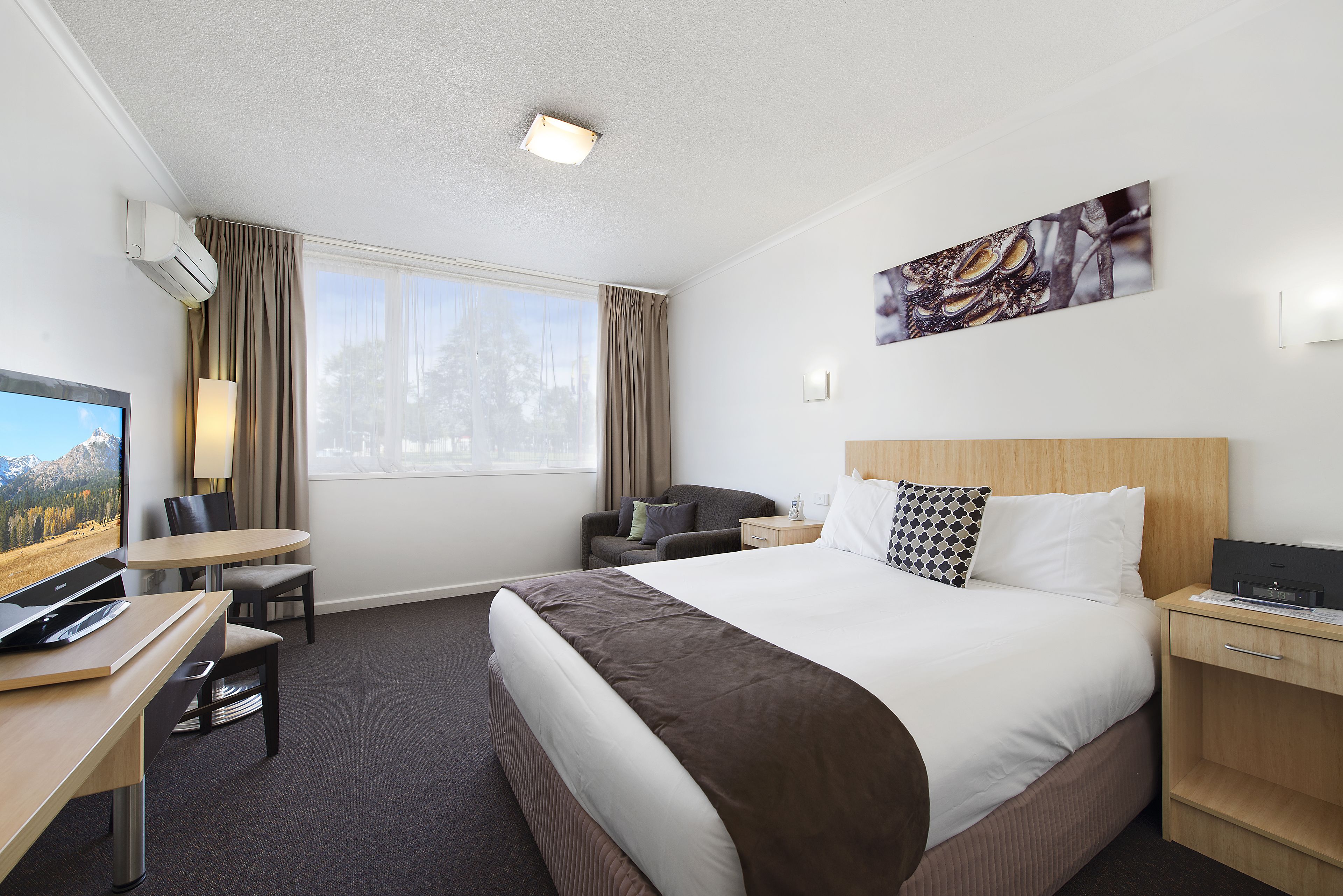 executive room | desk, iron/ironing board, free wifi, bed sheets