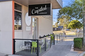 Vista frontal de la propiedad