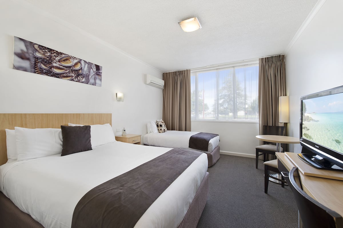Deluxe Room | Desk, blackout curtains, iron/ironing board, travel cot