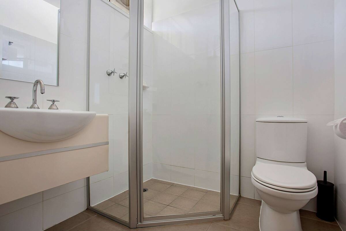 executive room | desk, iron/ironing board, free wifi, bed sheets