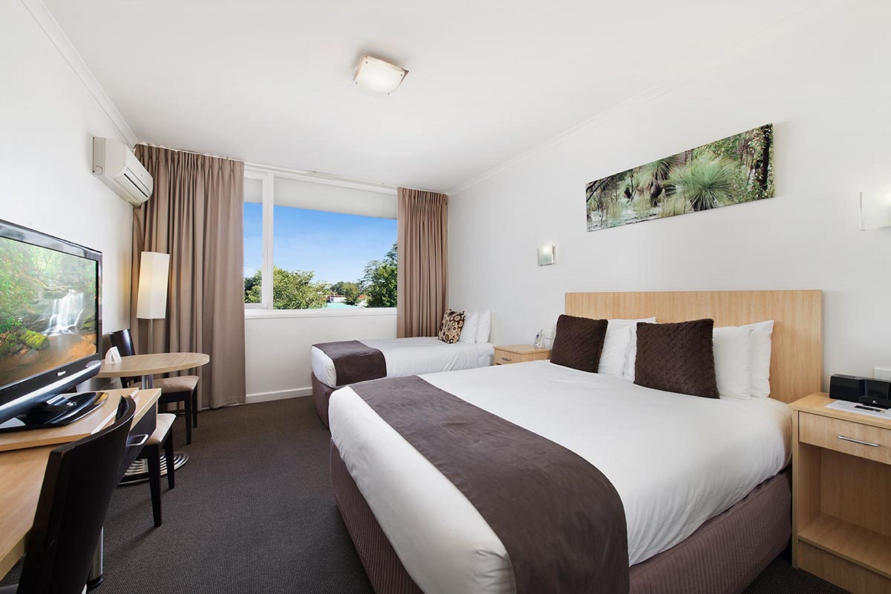 deluxe room | desk, iron/ironing board, free wifi, bed sheets