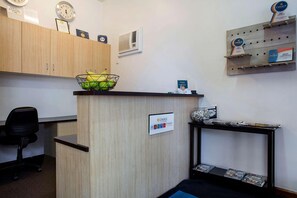 Minibar, escritorio, cortinas opacas y tabla de planchar con plancha