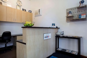 Minibar, escritorio, cortinas blackout y tabla de planchar con plancha