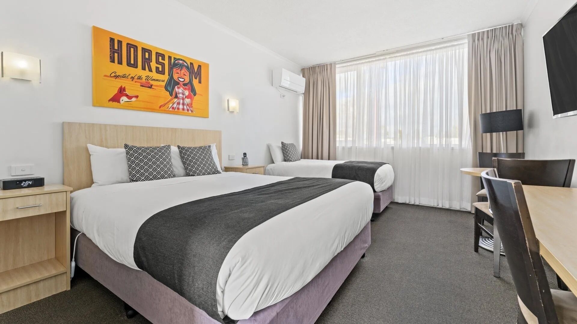 Deluxe Room | Minibar, desk, blackout drapes, iron/ironing board