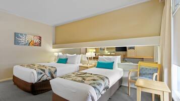 Habitación Deluxe con 2 camas individuales | Ropa de cama de alta calidad, artículos del minibar gratis y escritorio